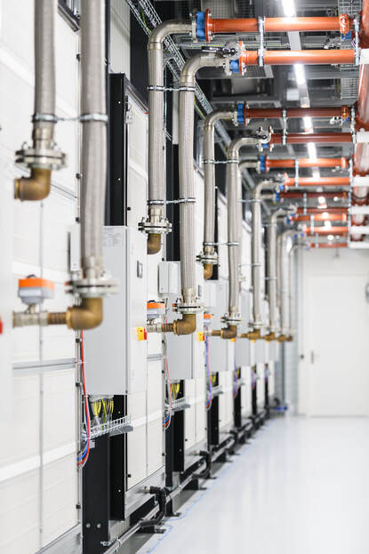 Witte gang met herhalende buizen voor koelinstallatie.