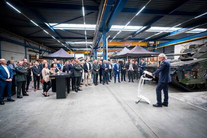 Commodore Boekhout spreekt de aanwezigen toe voor de vernieuwde CV90MLU.