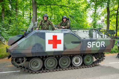 PR-expert Bas rijdt op een YPR tijdens het Vrijheidsdefilé in Wageningen op 5 mei, samen met zijn leerling en opvolger Matthijs.