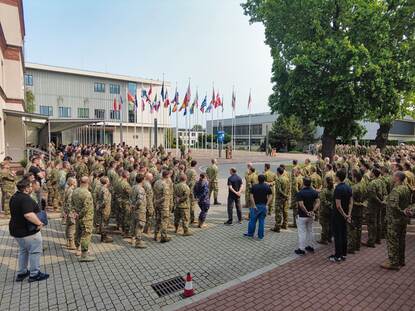 vele militairen staan in de houding tijdens een openingsceremonie in Polen