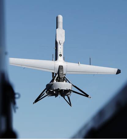 De V-BAT stijgt verticaal op. Daarachter een strakblauwe lucht.