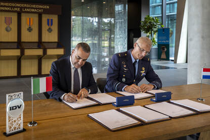 Contractondertekeningen met IDV in Utrecht en met Broshuis in Stroe.