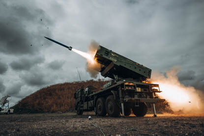 De PULS vuurt een raket af bij de Afsluitdijk